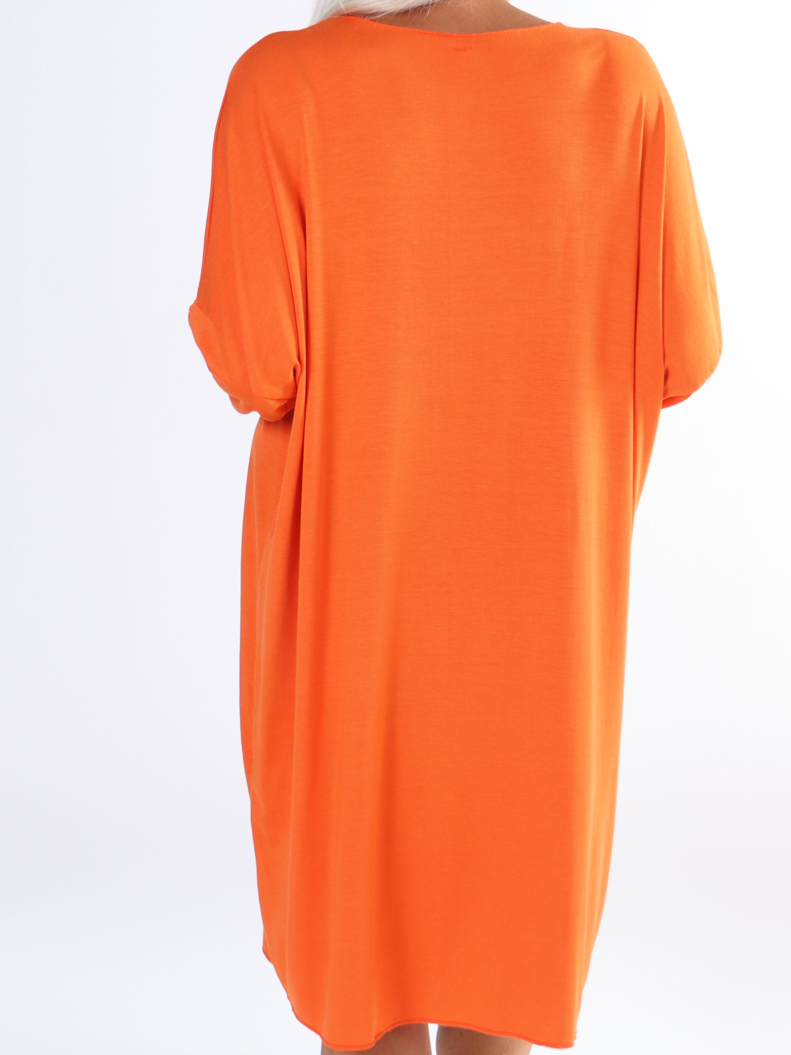 Vogue Long Sleeve - Langærmet plus size kjole i viskose med guld skrift